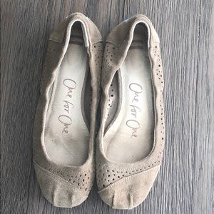 Size 8 Toms Beige flats